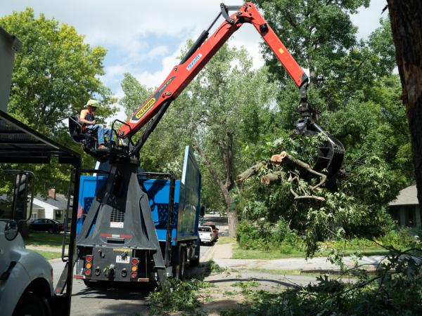 AM-Local-page-section-crew-operating-heavy-equipment